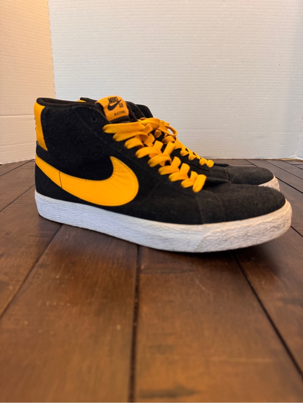 Nike SB Zoom Blazer Mid Skate Black University Gold Yellow Men 9.5 Sport Sneaker